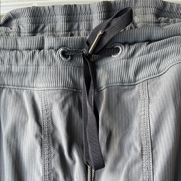 Lululemon Dance Studio Crop Pants Size 8 - Picture 5 of 9
